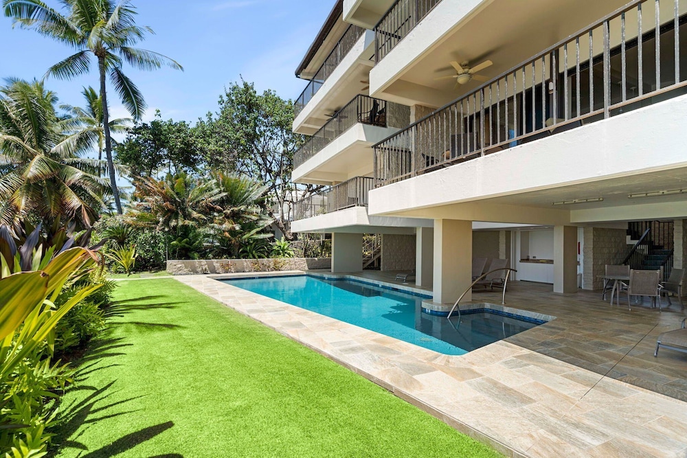Oceanfront Elegance 2BR w/ Panoramic Views, Pool, Lanai + Concierge - Vrkcv