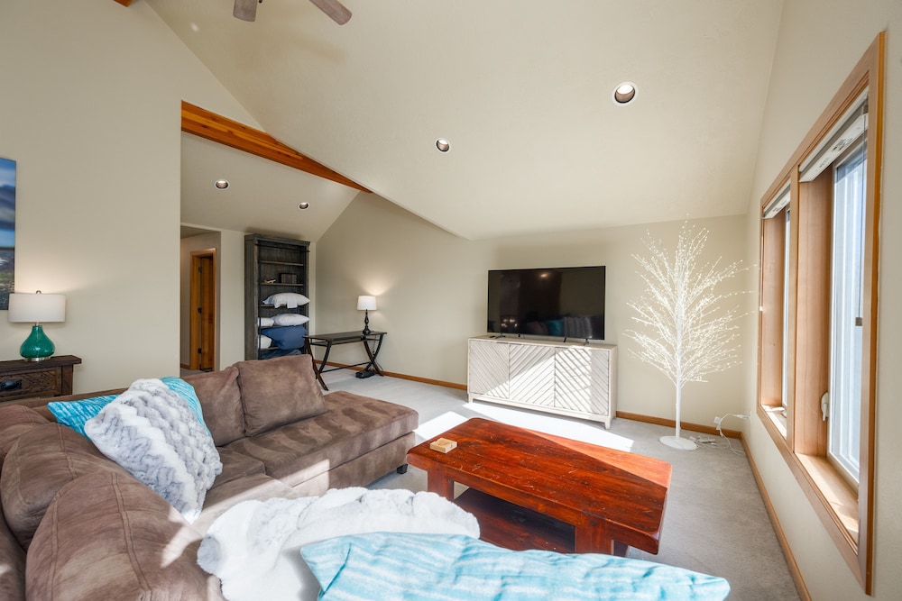 Family-Friendly Dara Oaks Home with Private Hot Tub and BBQ on the Deck by RedAwning