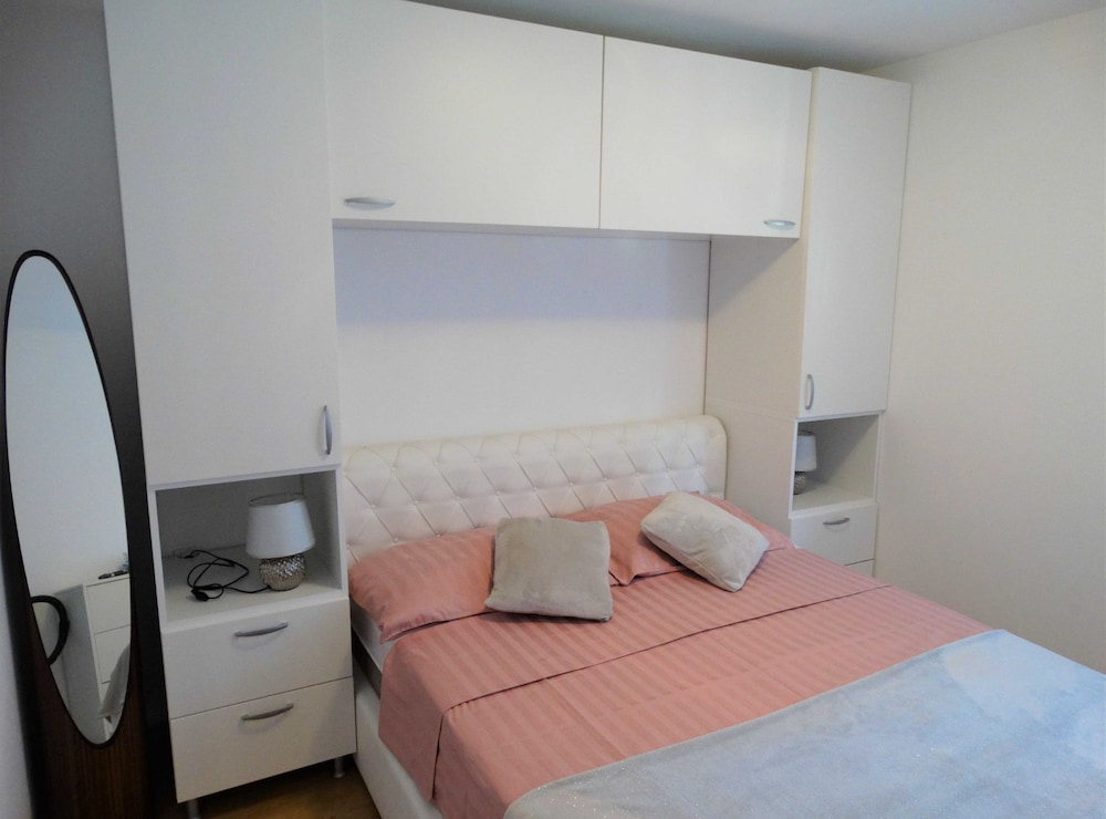 Selce Shorefront Apartment With Balcony and Sea View