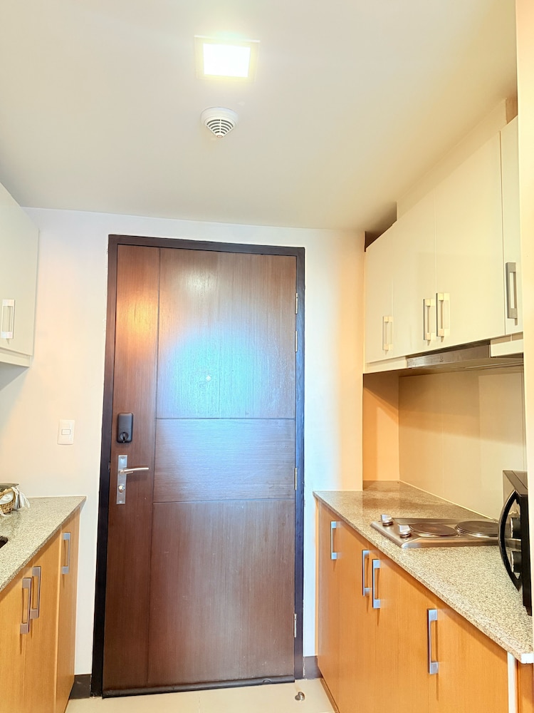 Uptown Parksuites Tower One