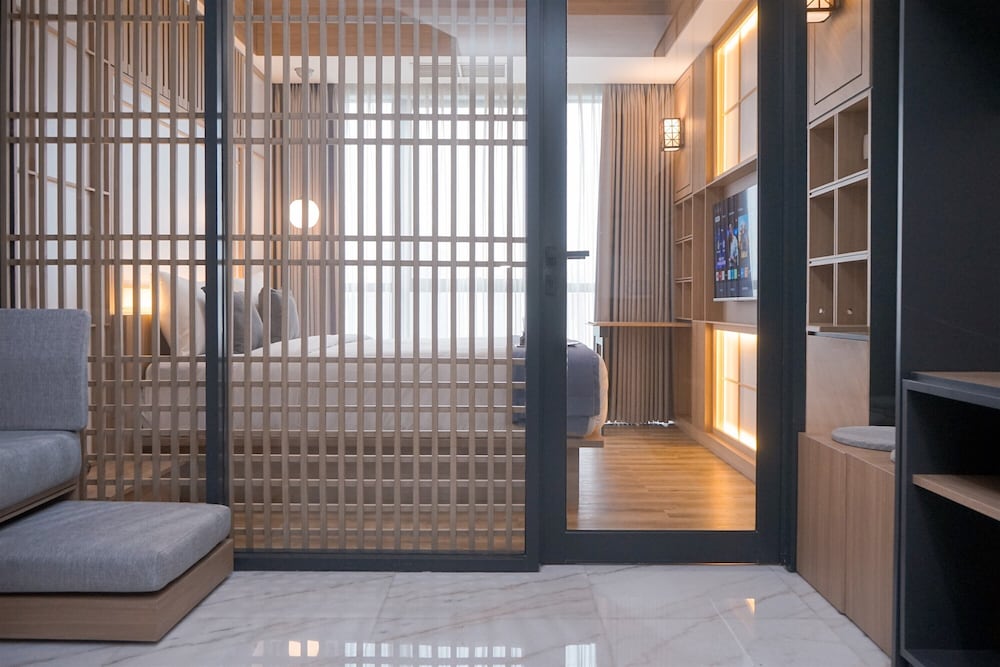 Warm And Well Designed 1Br At The Smith Alam Sutera Apartment