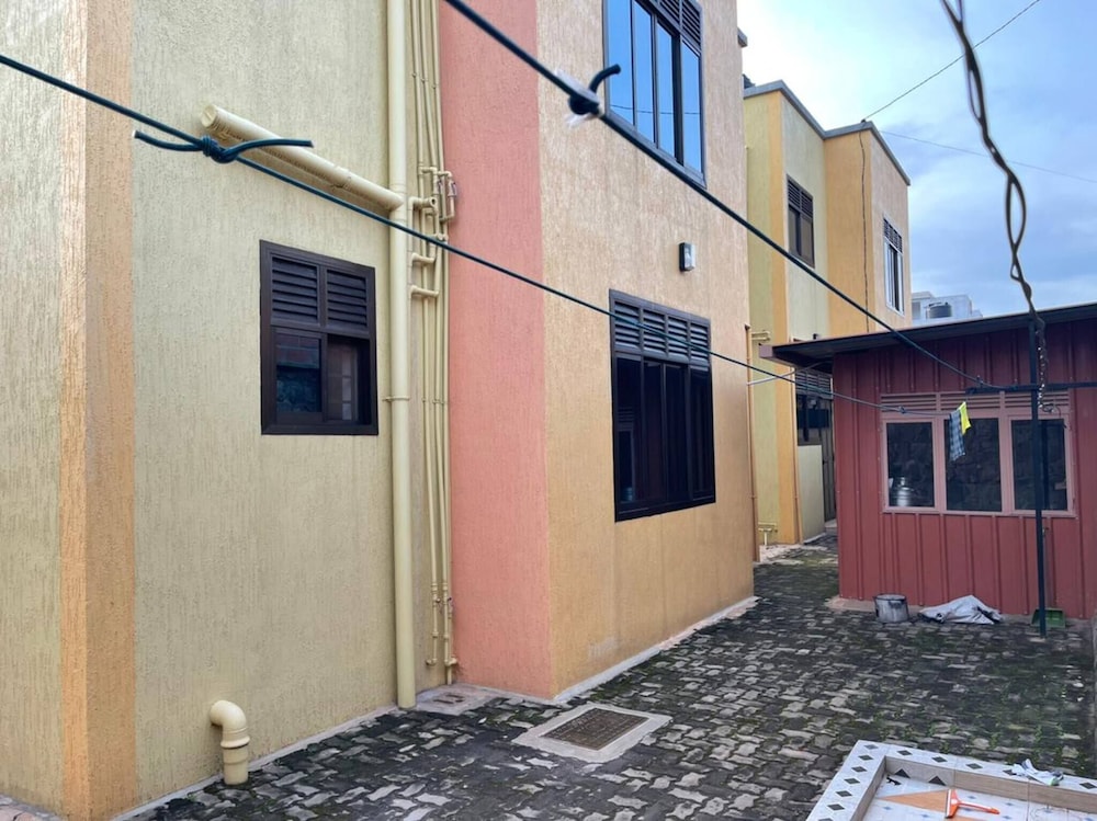 Room-nshuti Spacious Quiet Rm For Short view 2