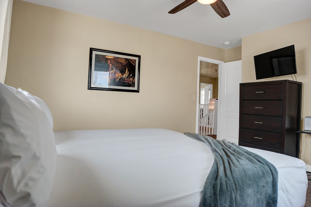 Prospector Place 5 Bedroom Home by RedAwning view 5