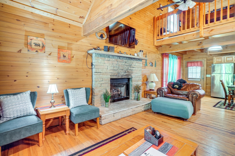 5 Mi to Gsmnp: Cabin w/ Hot Tub & Game Area