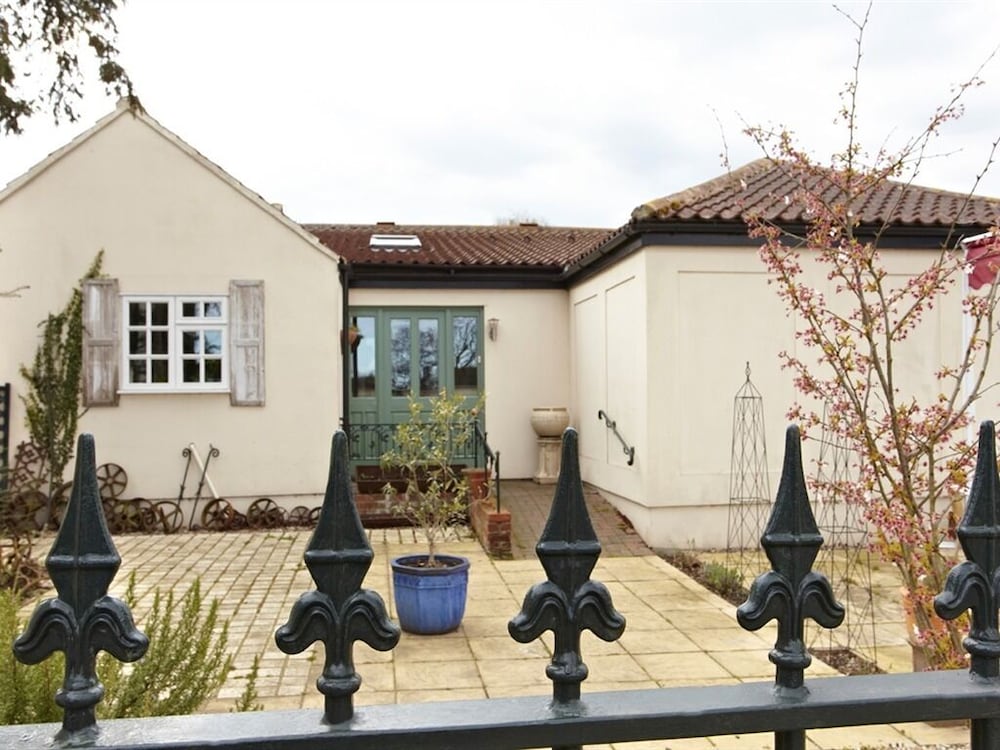 Hotel Wayside - Image 1