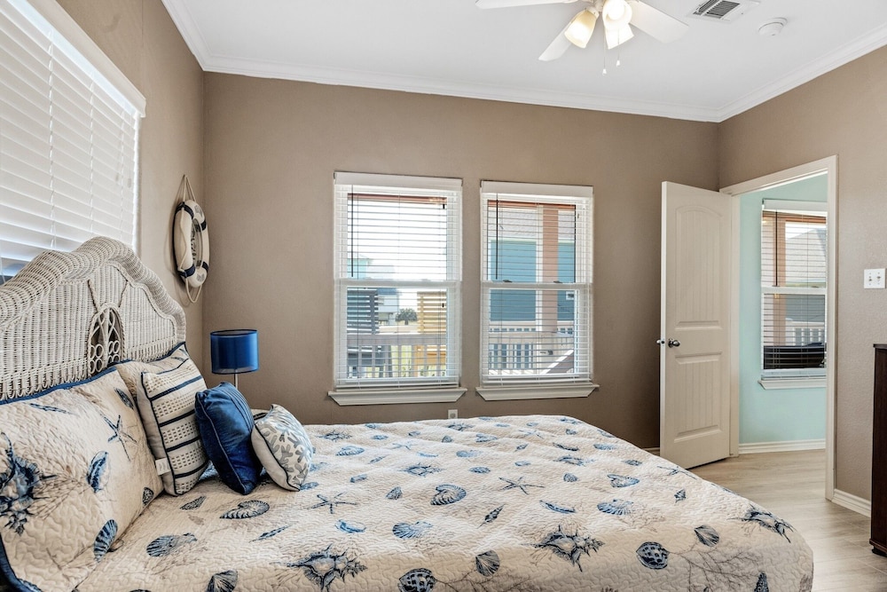 Coastal Cajun Getaway On The Beach! 3 Bedroom Home by Redawning view 4