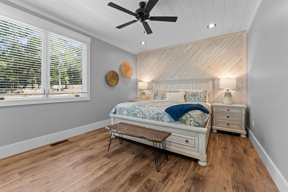 Blue Heron by Avantstay Lakefront Dock Pool Theater Sleeps 22