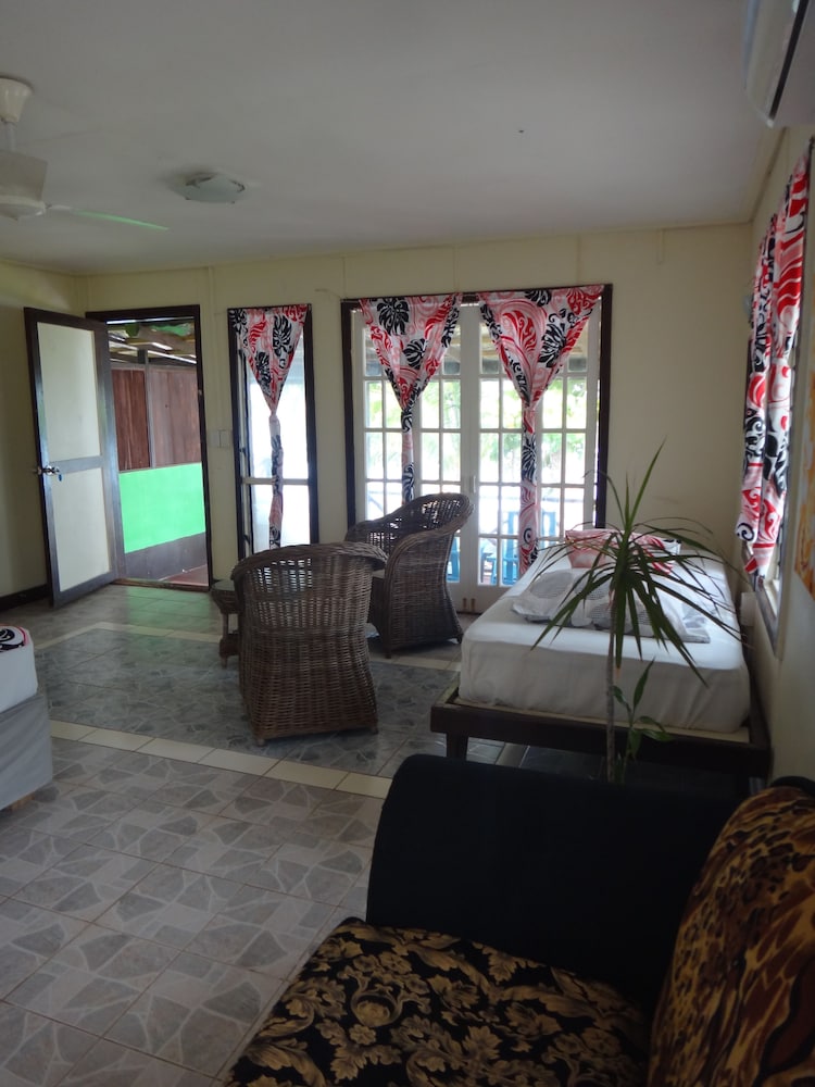 Va-i-moana Seaside Lodge