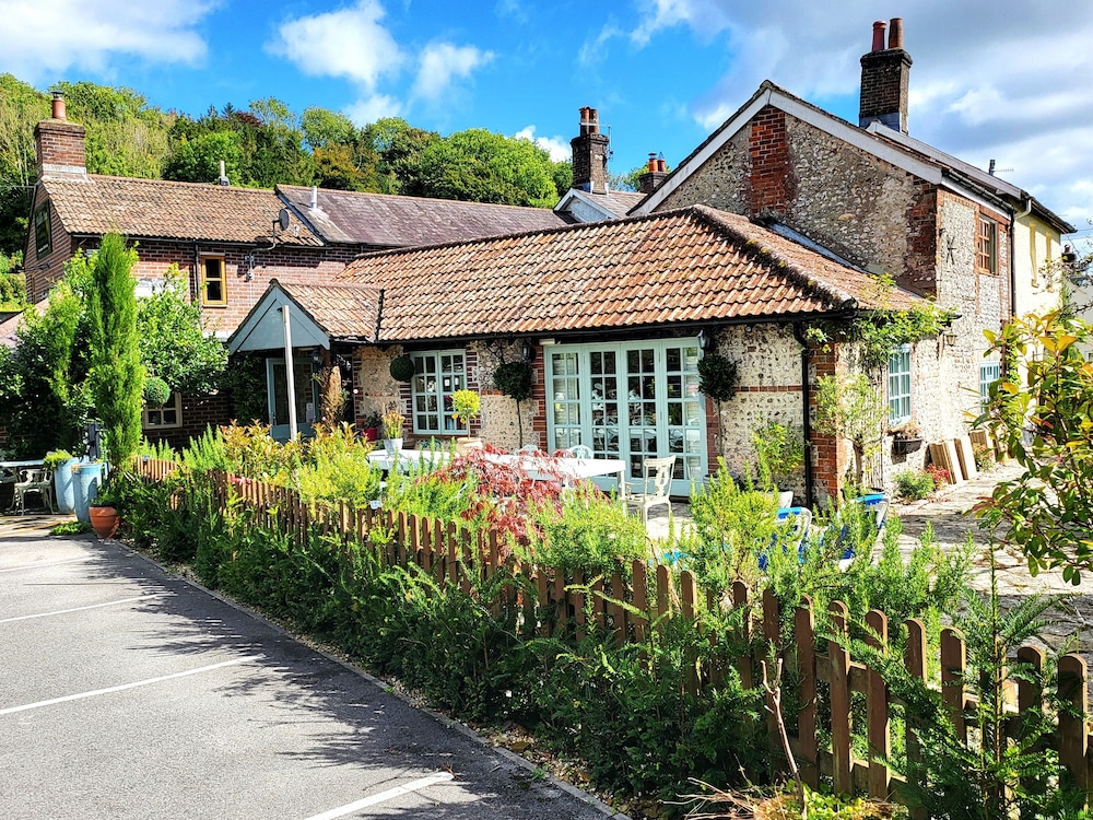 Escape the Ordinary - Dorset Village Vacation