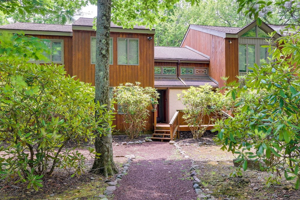 Pet-friendly Lake Harmony Townhome w/ Pool Access! view 5
