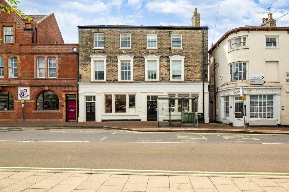 1 Bdr Modern Living in The Old Bank Hse