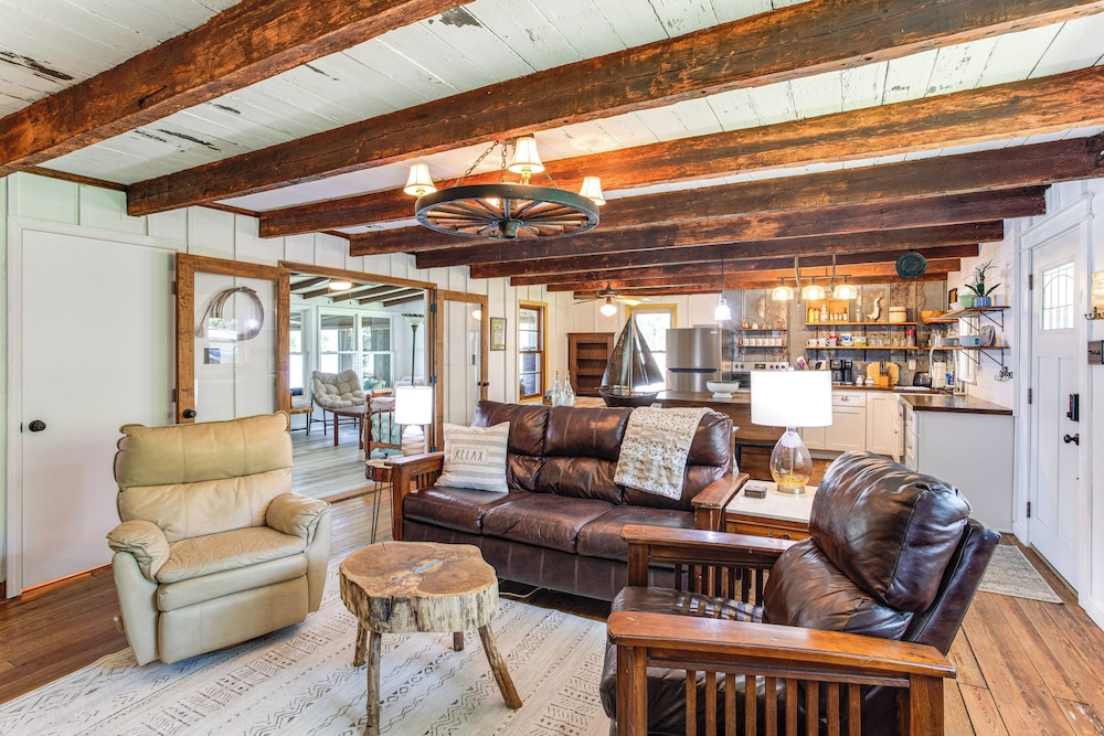 Lake Wateree Retreat: Dock & Screened Porch!
