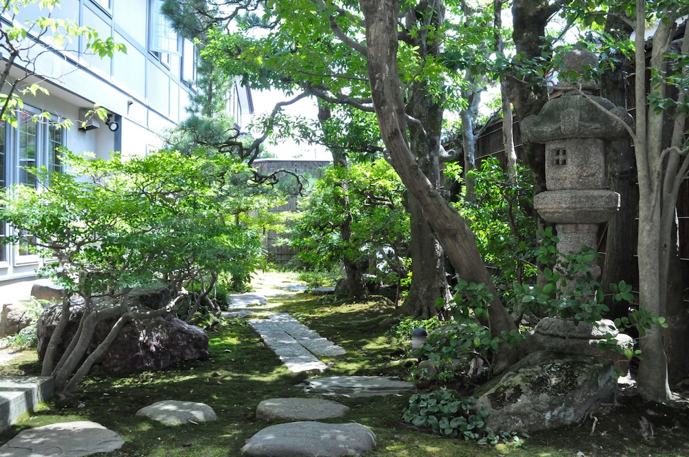 Camellia Inn