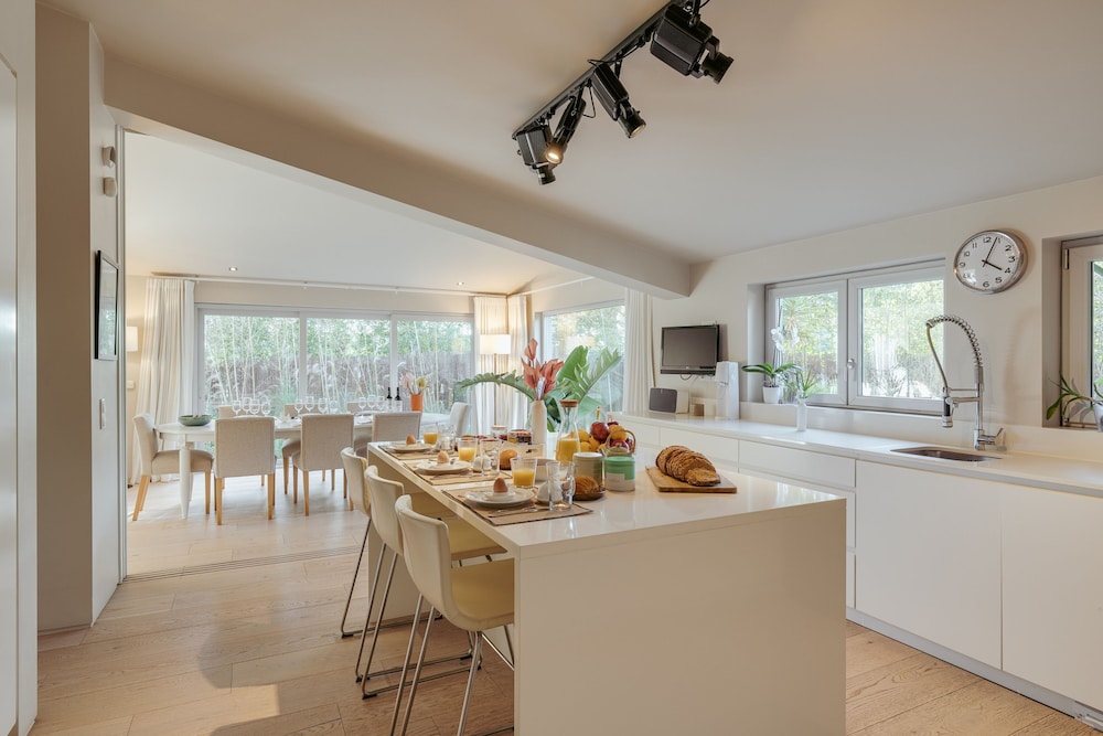 Light Villa by Cadenzalux