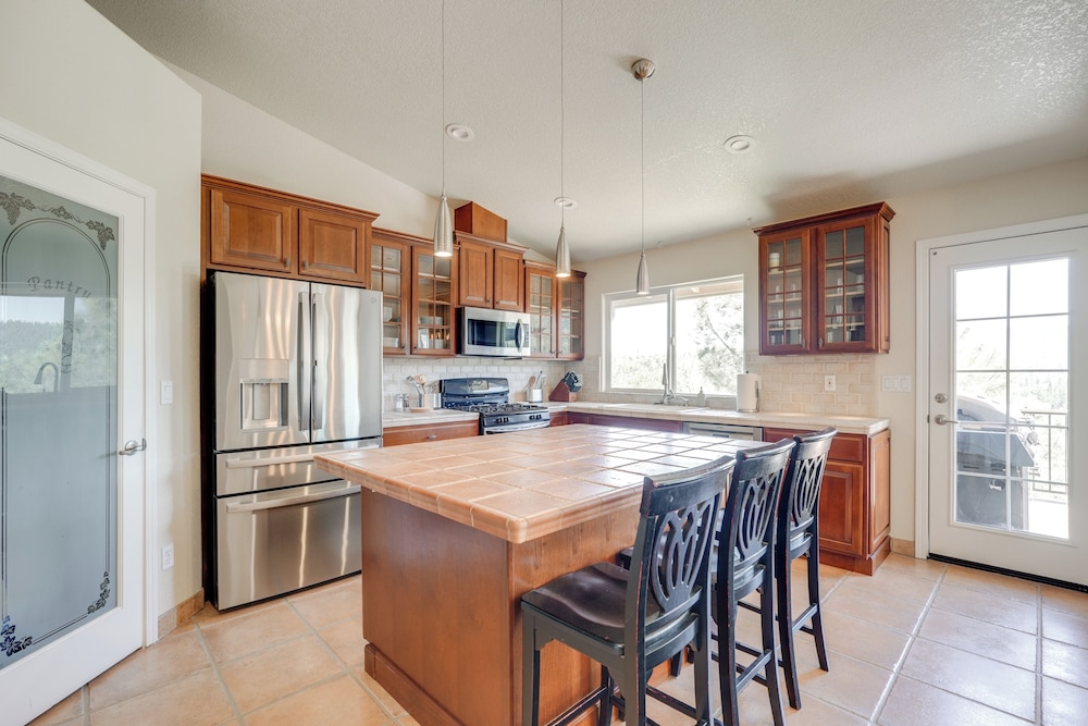 Hot Tub + Game Room: Family Retreat in Groveland!