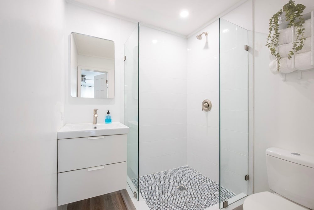 Laughing Bird Studio #7 - Brand New Stylish Apartment, Pool, Bea 1 Bedroom Condo, photo 28