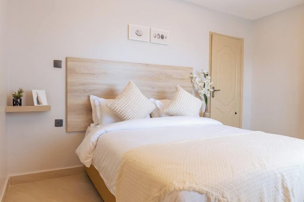 Lux Suites Studio City Apartments