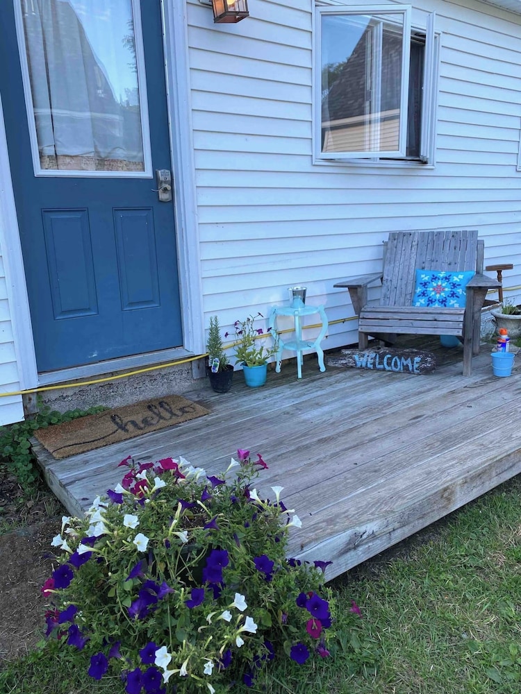 Cozy 2 BR by River- Crooked Steeple Hall