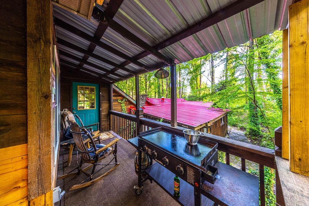 Bear Creek Lodge and Cabins in Helen Ga - Pet Friendly, River on Property, Walking Distance to downtown Helen