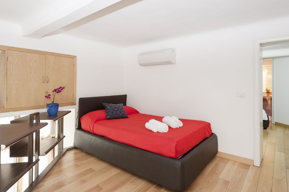 Inviting 3-bed Apartment in Roma 4mins to Colosseo
