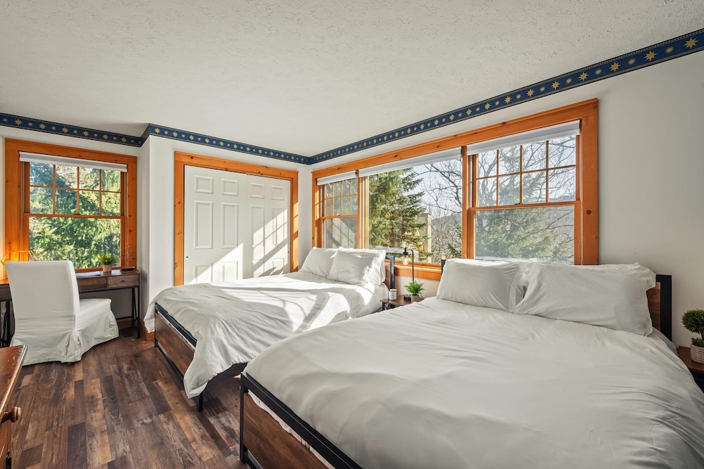 Mountain Escape With Game Room Balcony Stunning Views in the Poconos Christina