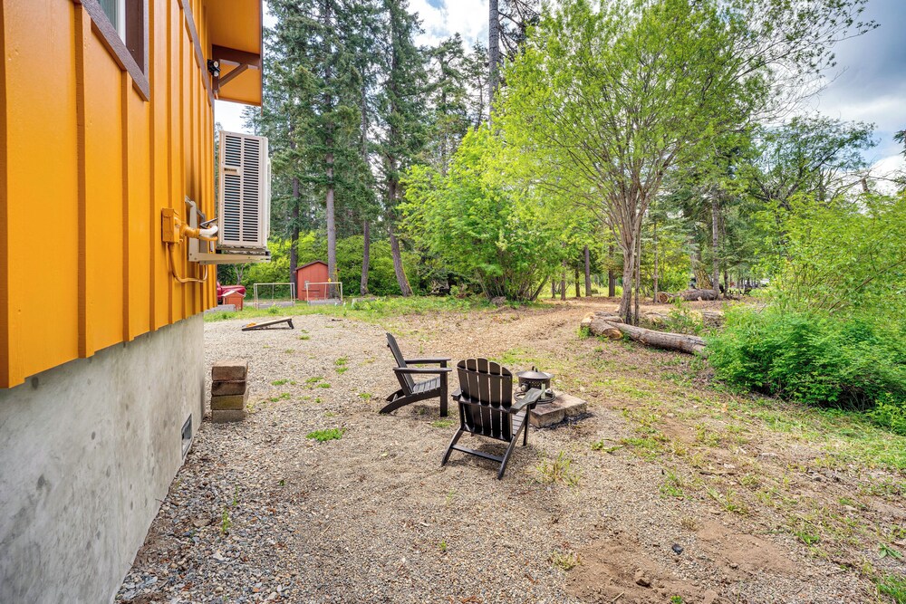 Deck & Fire Pit: Yakima River Retreat in Cle Elum