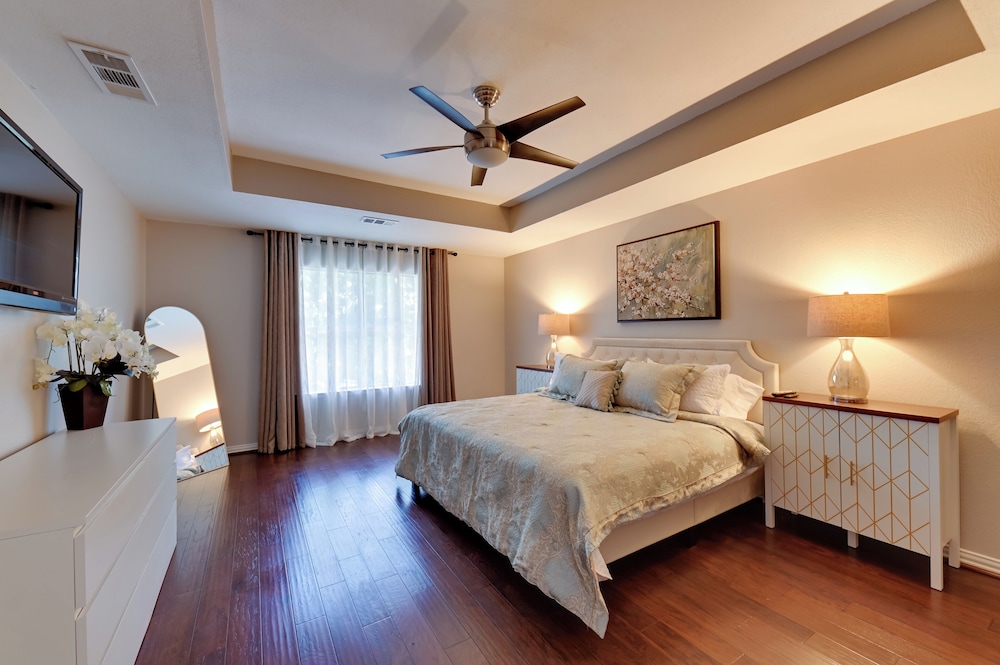 7 Mi to Lewisville Lake: Spacious Denton Home