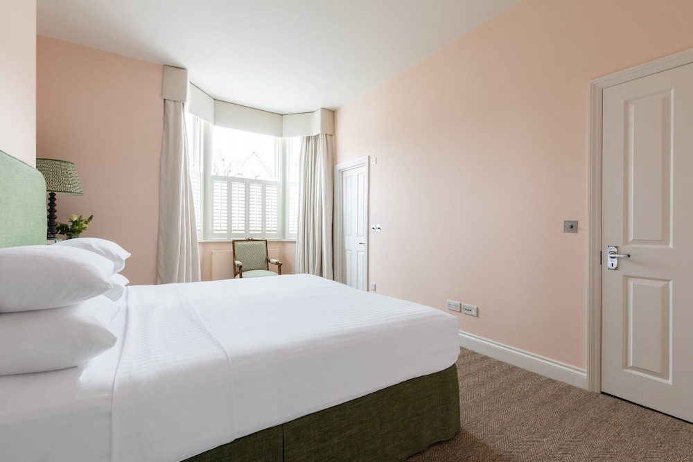 Granard Road by Onefinestay