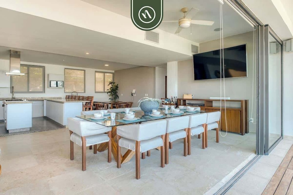 Luxury 4 BR Condo - Amazing Bay View - Pool