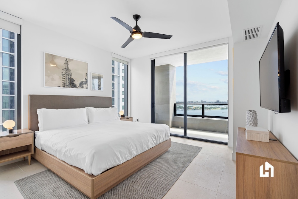 Stylish Apartments with Partial Ocean Views in Downtown