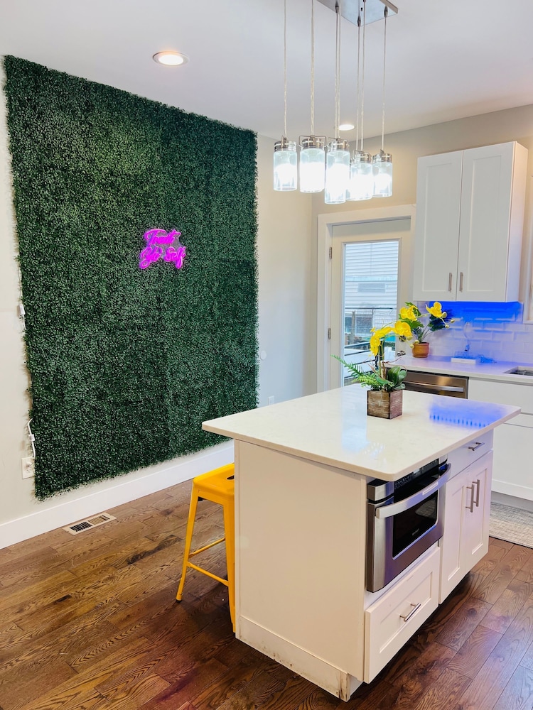 Luxury Roofdeck Retreat 4-bdrm Near Penn Chop