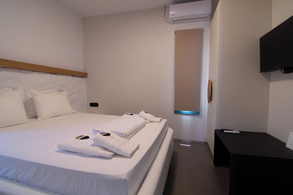 Thronos Suites