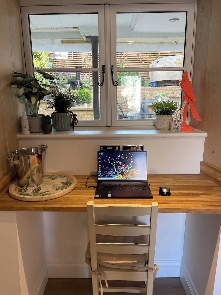 Cottage on High Street, own Parking and EV Charger