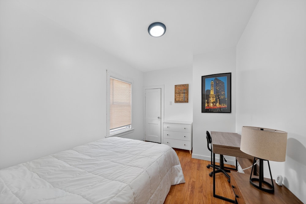 Chicago Getaway With Pool Table & Modern Comfort 3 Bedroom Home