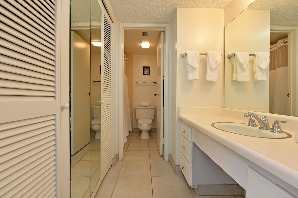 Valley Isle #808 2 Bedroom Condo by RedAwning