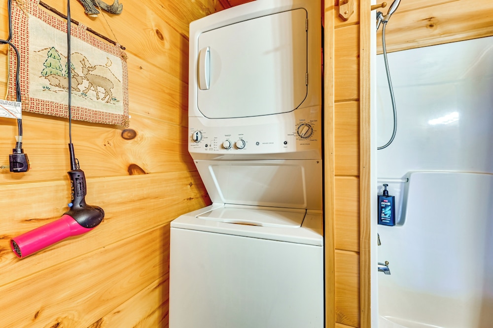 3 Mi to Dale Hollow Lake: Wooded Retreat w/ Decks!