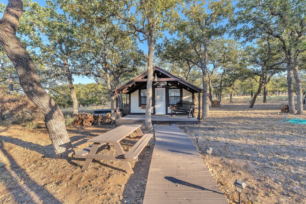 The Vines Retreat, Hot-tubs, Game Room, 10-mins to Downtown!