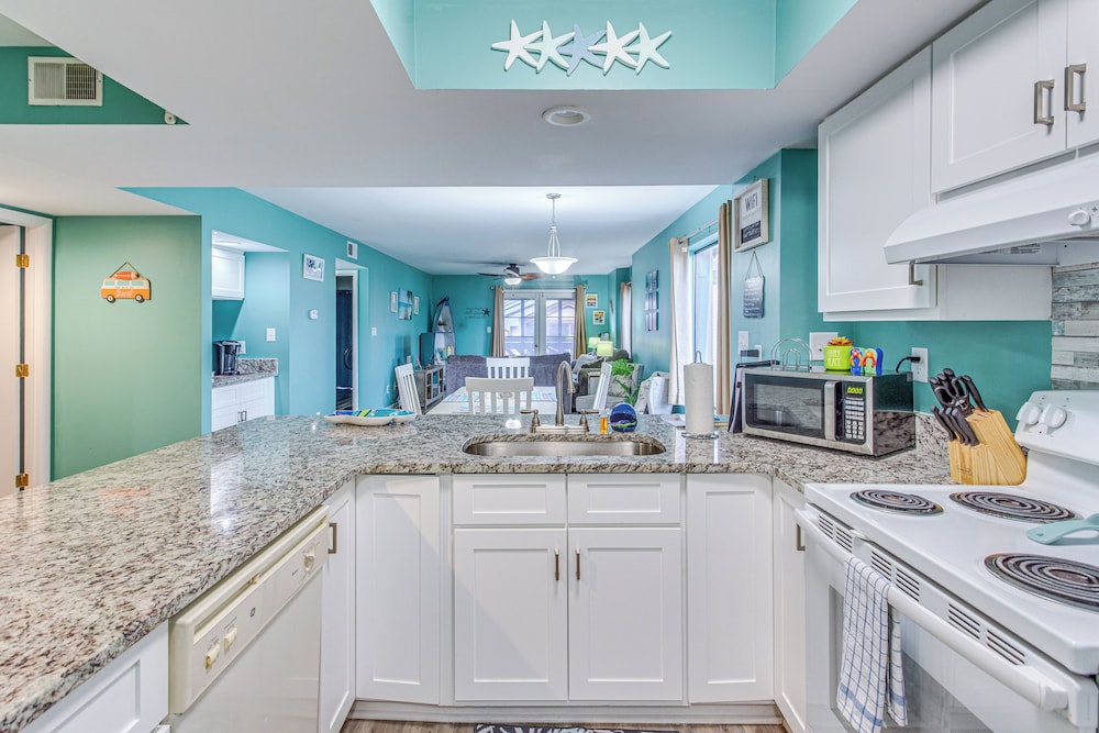 Walk to Ocean: Condo w/ 2 Pools in Myrtle Beach