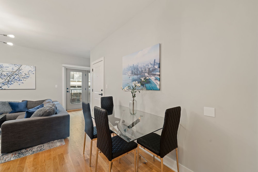 3 Bed 2 Bath Chicago Retreat w Balcony Parking