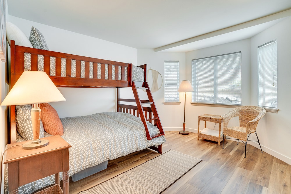 Chelan Vacation Rental w/ Balcony & Views view 2