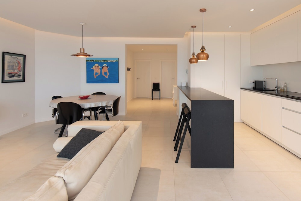 Apartment on Zeedijk With Sea View