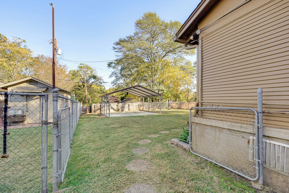< 1 Mi to Dtwn Texarkana: Couple's Retreat w/ Yard