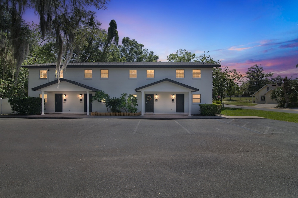 Be Our Guest - Cozy Townhome Near Downtown Ocala 2 Bedroom Townhouse