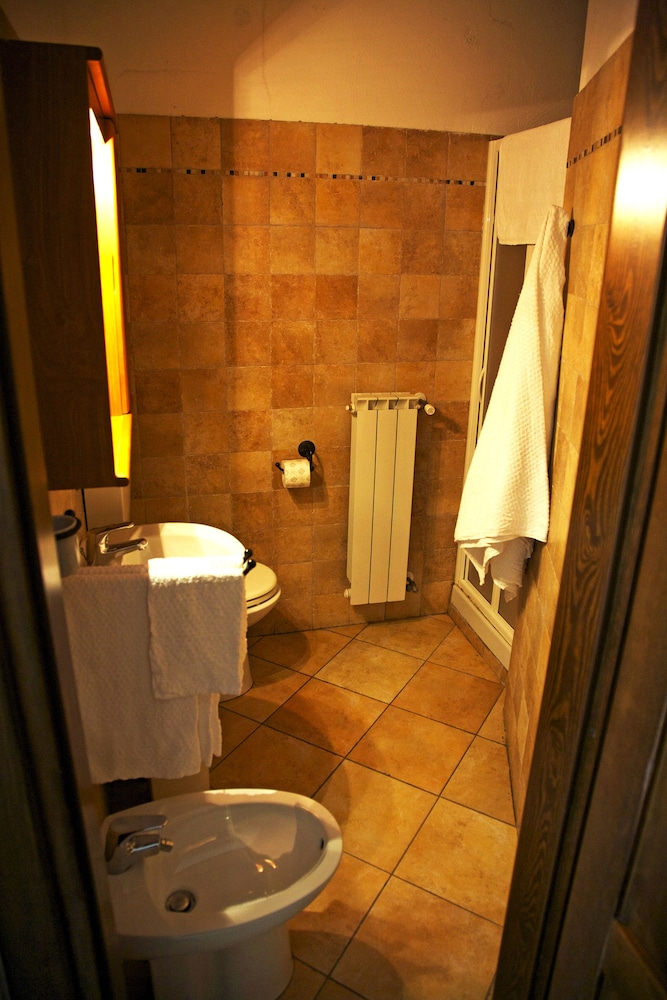 Chalet sul lago Hotel In Montagna