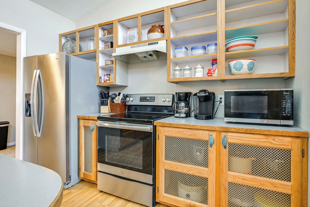 8 Mi to Hiking: Home w/ Patio in Dtwn Pioche