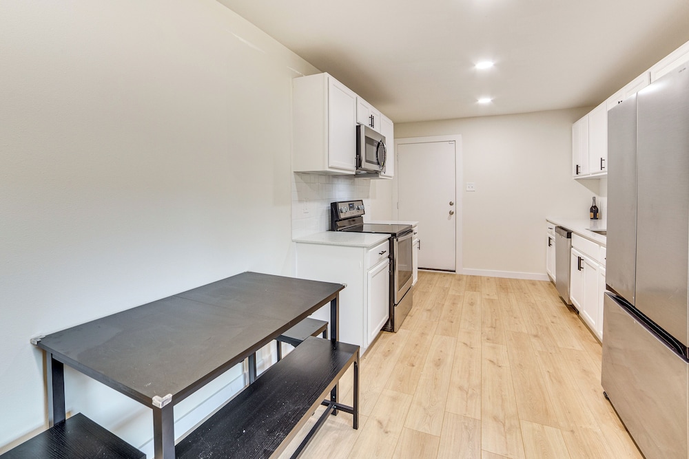 Fenced-in Yard: Home < 5 Mi to Dtwn Dallas!