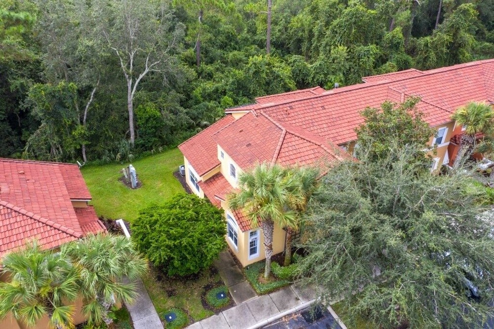 Beautiful 4 Bedroom Townhome Conservation View 4 Townhouse by Redawning - Image 1