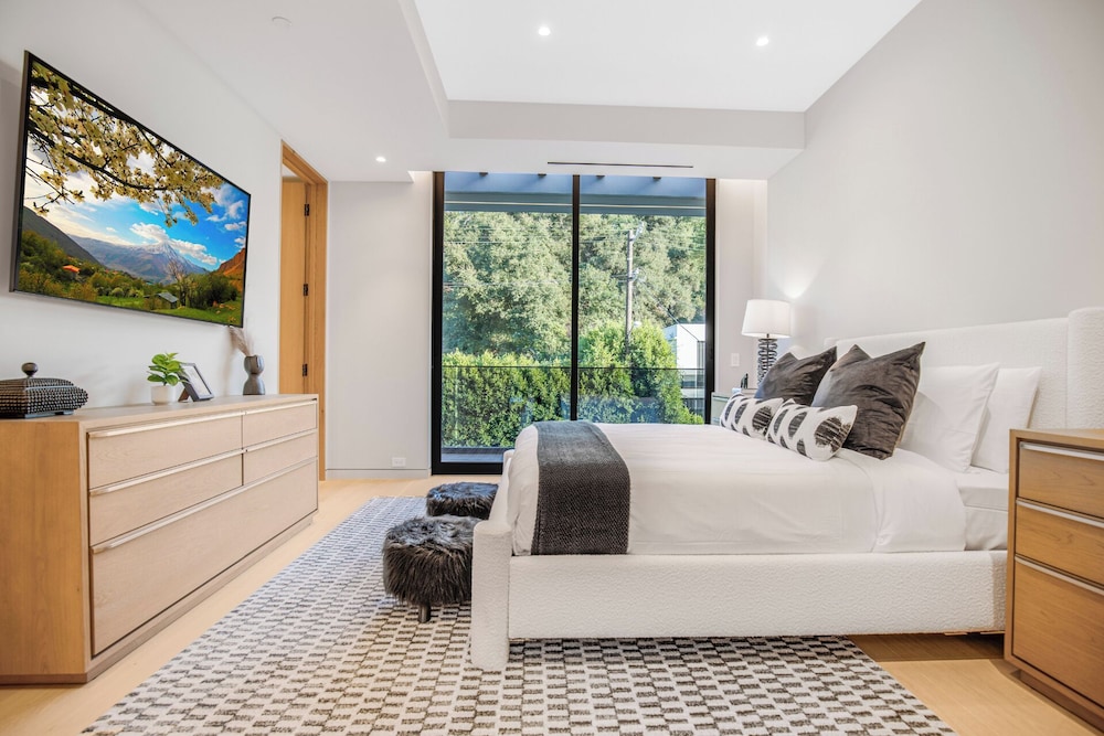 Hutton Villa - 5-bedroom Retreat in Iconic Beverly Hills Oasis