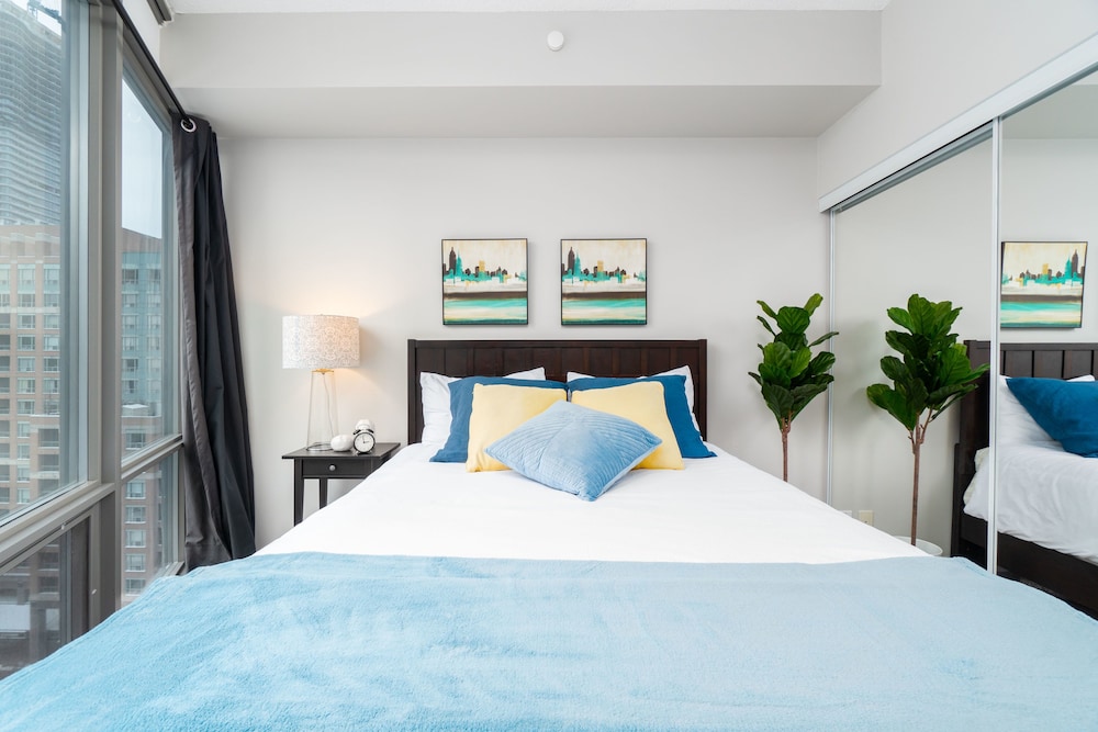 QuickStay - Luxurious 2-Bedroom Condo, Downtown Core - Image 3