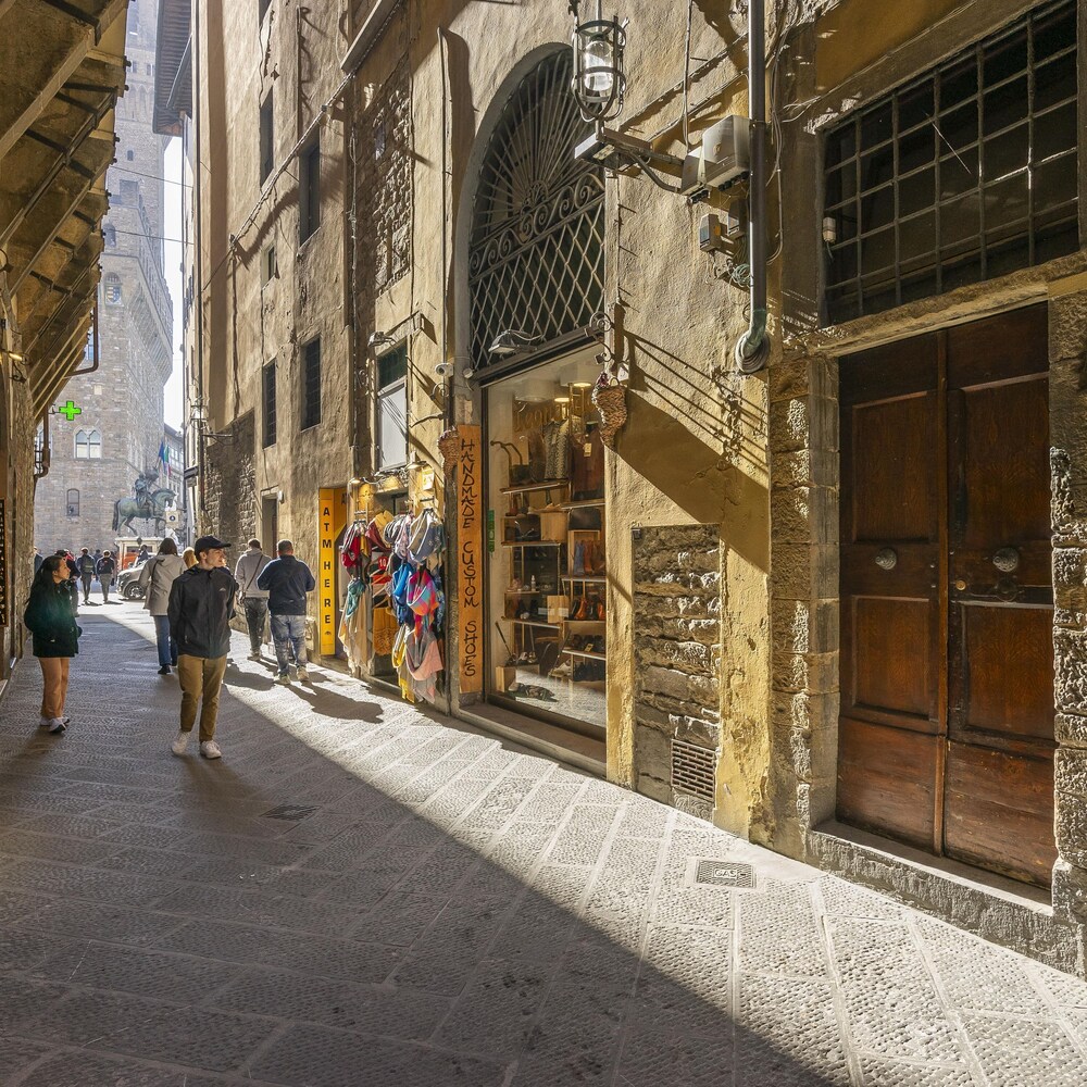 Cerchi 3 in Firenze With 2 Bedrooms and 1 Bathrooms